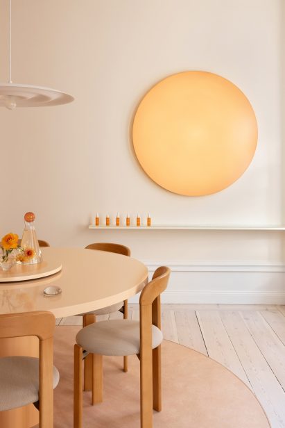 Round table and rounded chairs in Swedish showroom