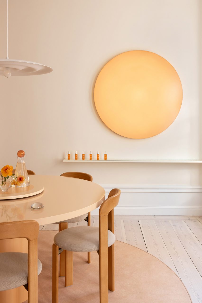 Round table and rounded chairs in Swedish showroom