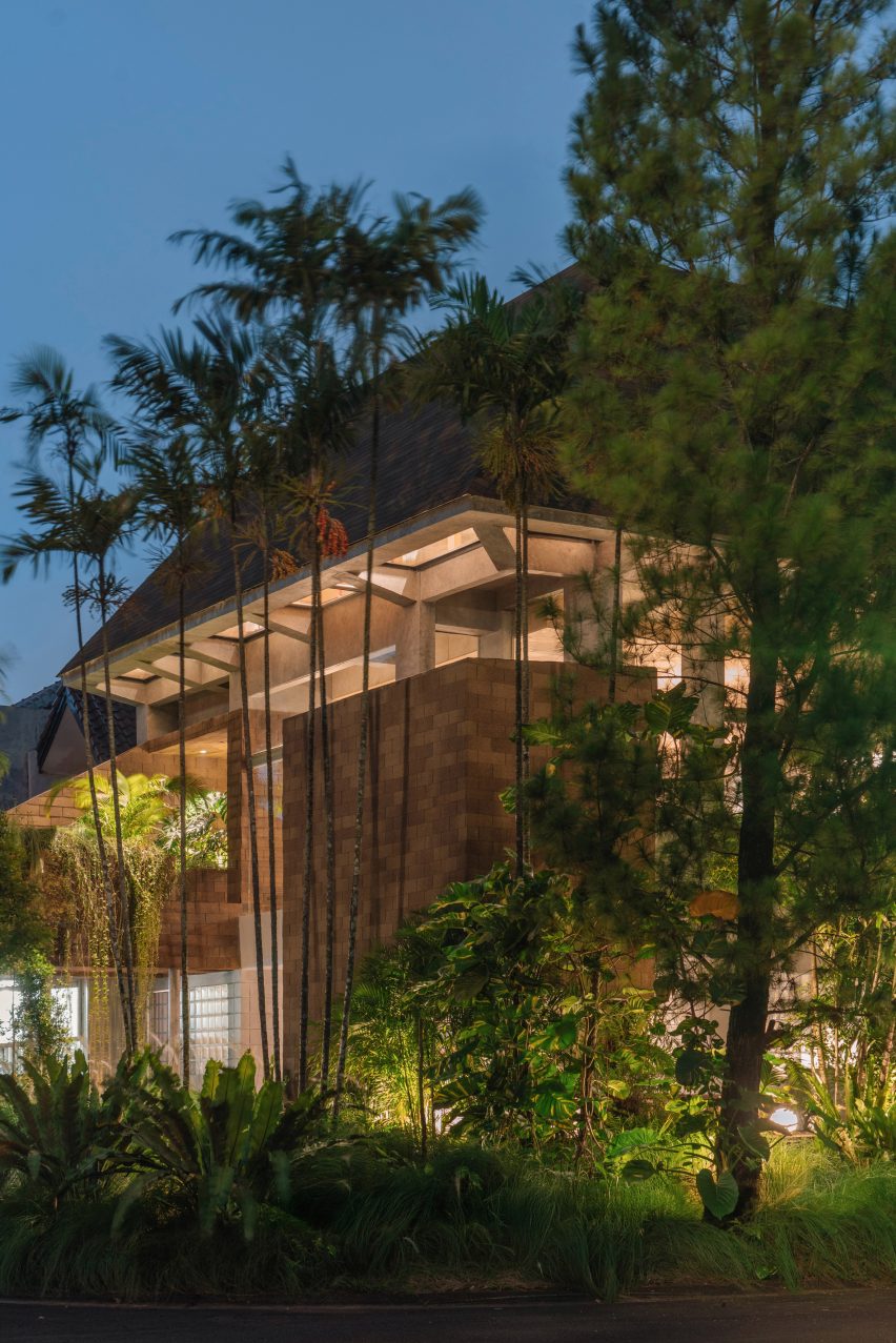 Attic Above Garden by RAD+ar