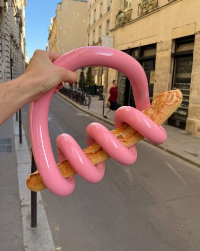 Pink plastic baguette holder