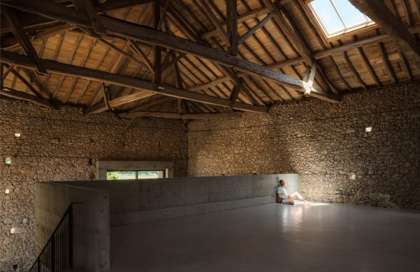 Mezzanine floor made from concrete