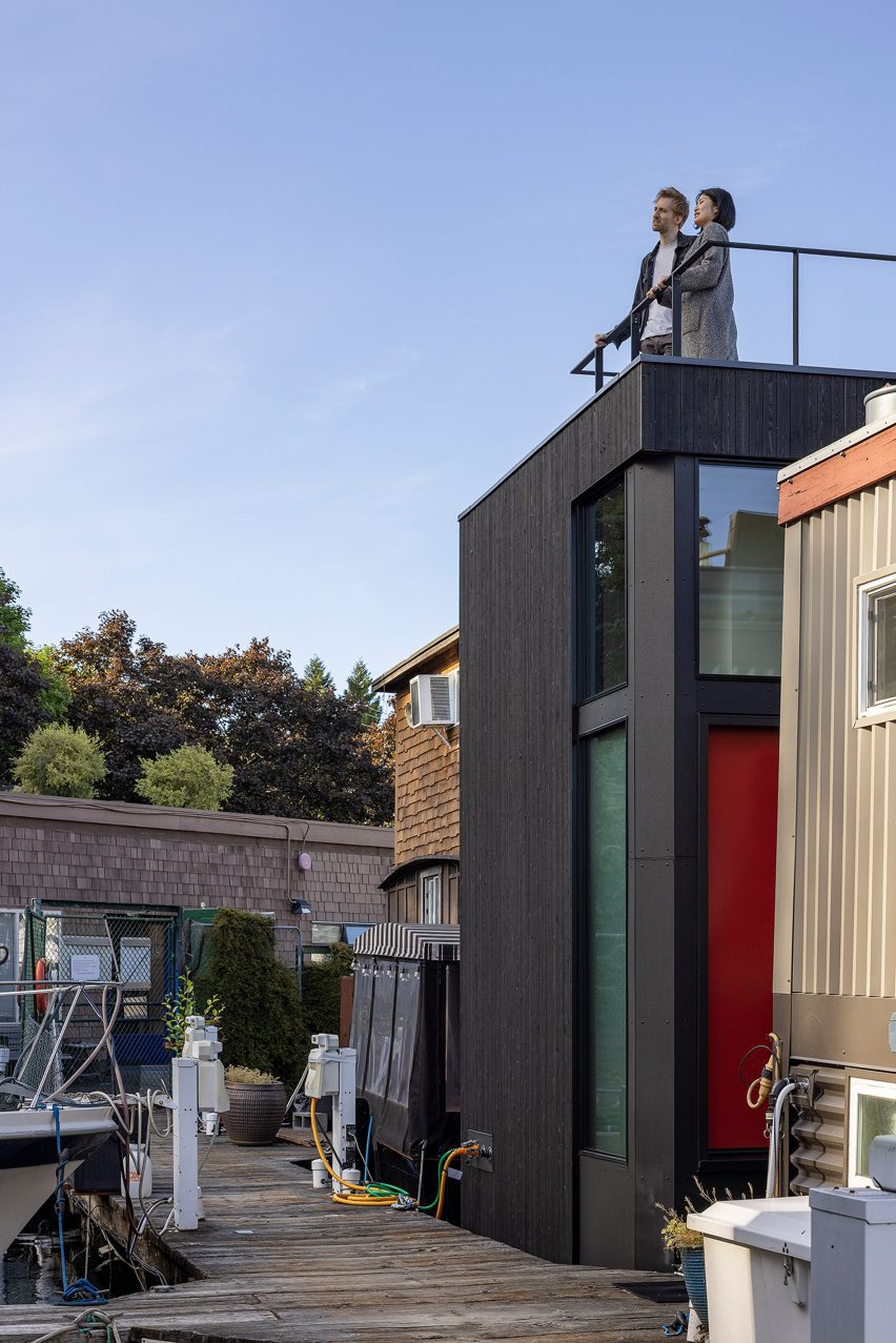 Blatto Boat with roof deck and black cladding