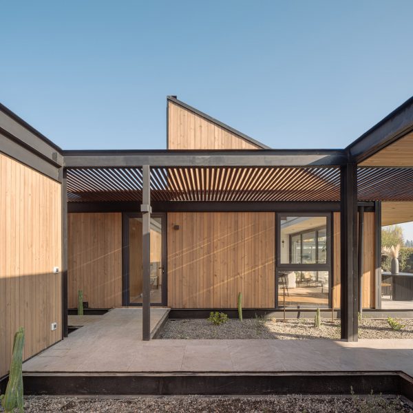 Casa Con Lucarna Paralelo Transversal