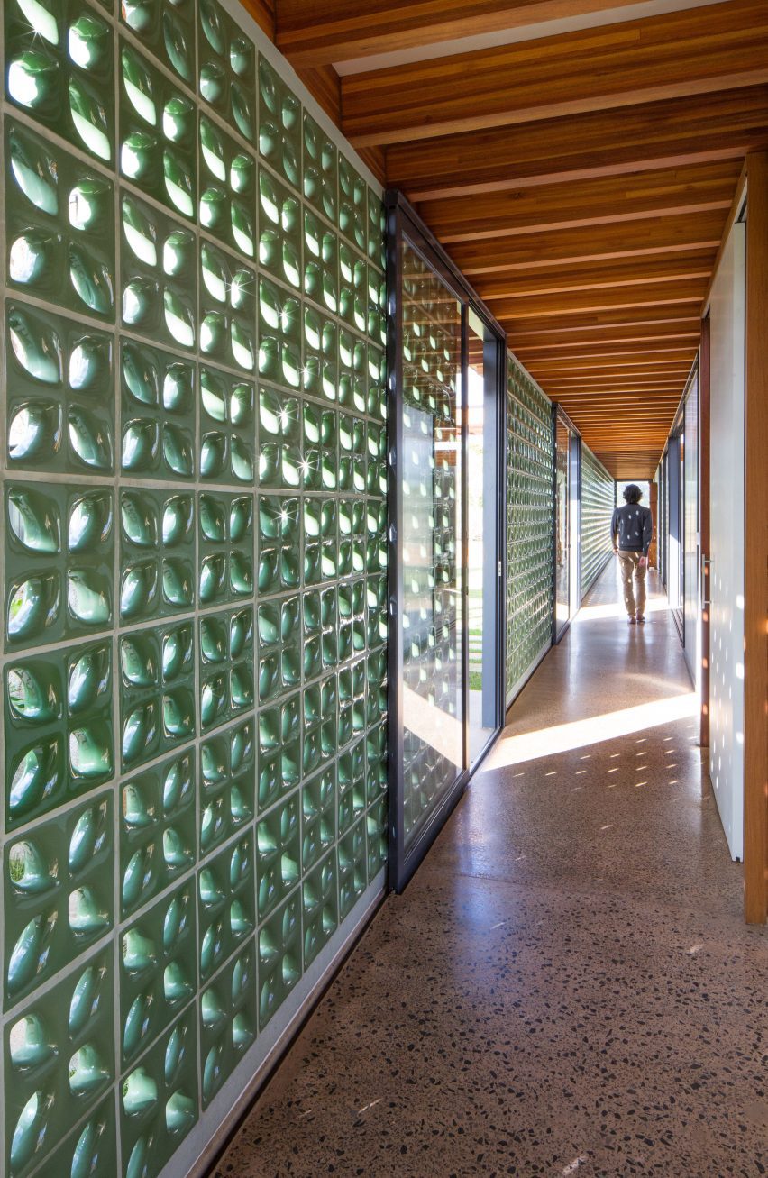 Green ceramic block wall at Jurumirim House by Nitsche Arquitetos