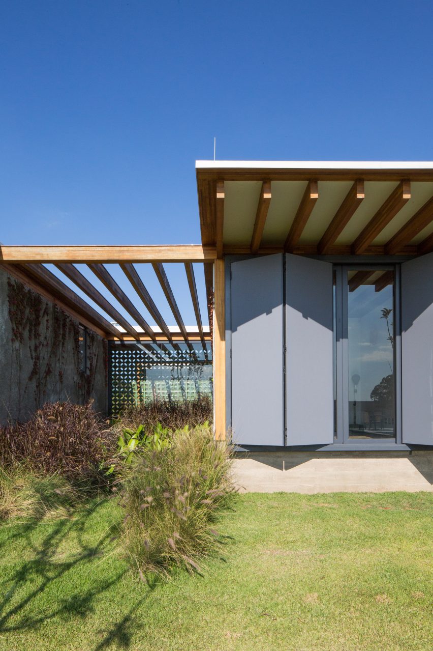 Bedrooms of Jurumirim House by Nitsche Arquitetos
