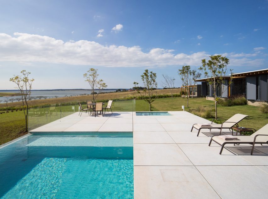 Swimming pool in Jurumirim House by Nitsche Arquitetos