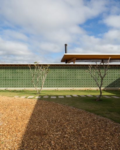 Green ceramic block wall at Jurumirim House by Nitsche Arquitetos