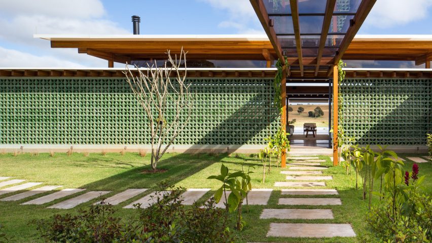 Entrance to Jurumirim House by Nitsche Arquitetos