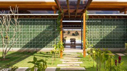 Entrance to Jurumirim House by Nitsche Arquitetos
