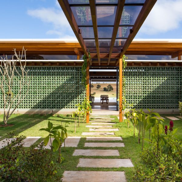 Entrance to Jurumirim House by Nitsche Arquitetos