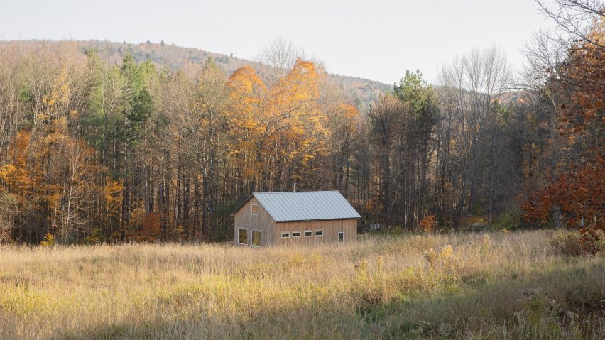 Cordero Pardee juxtaposes “old and new material cultures” for Vermont barn conversion