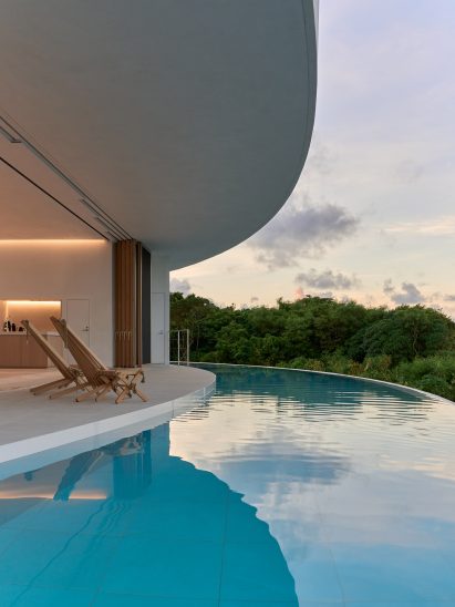 Curving pool at a holiday home by Sou Fujimoto