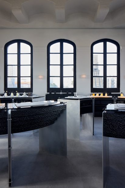 Podium modules comprising aluminium legs, stepped connectors and dark reflective tops