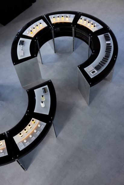 A display podium shaped like almost-complete figure of eight, seen from above