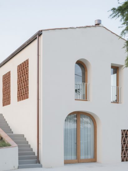 Facade of Fienile N by Fōntego Architettura
