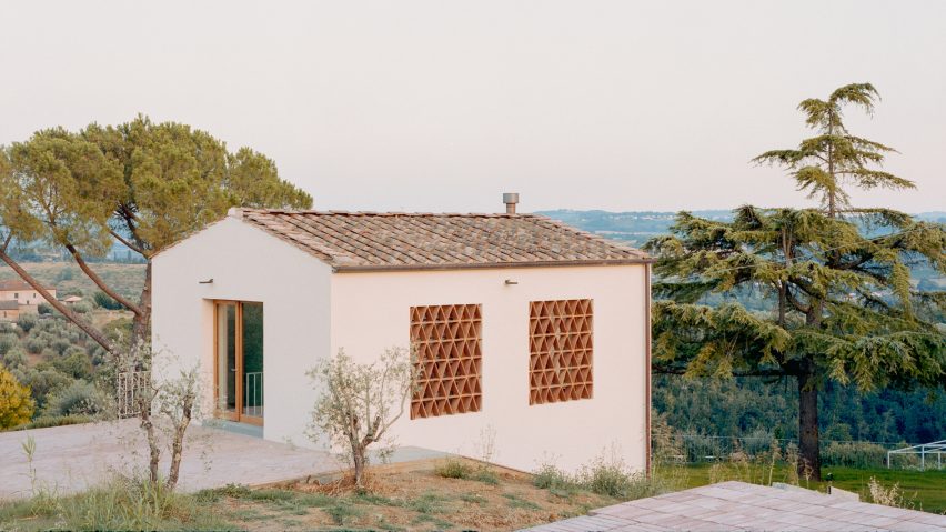Exterior of Fienile N by Fōntego Architettura