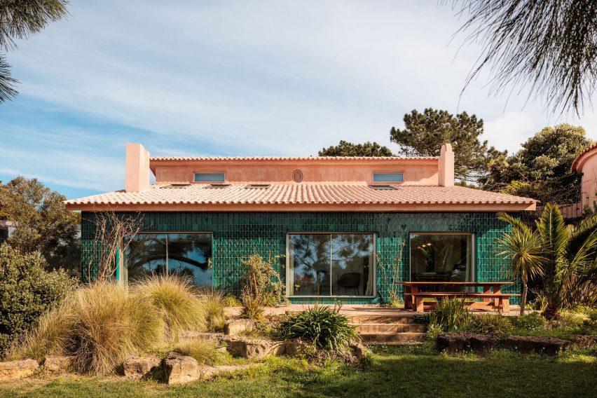 AIP House Azóia by Joāo Tiago Aguiar Arquitectos
