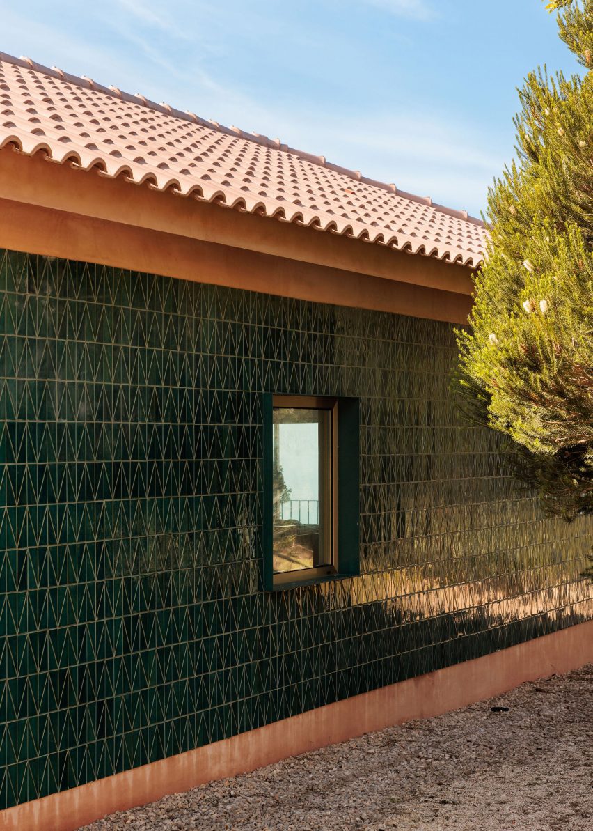 AIP House Azóia by Joāo Tiago Aguiar Arquitectos