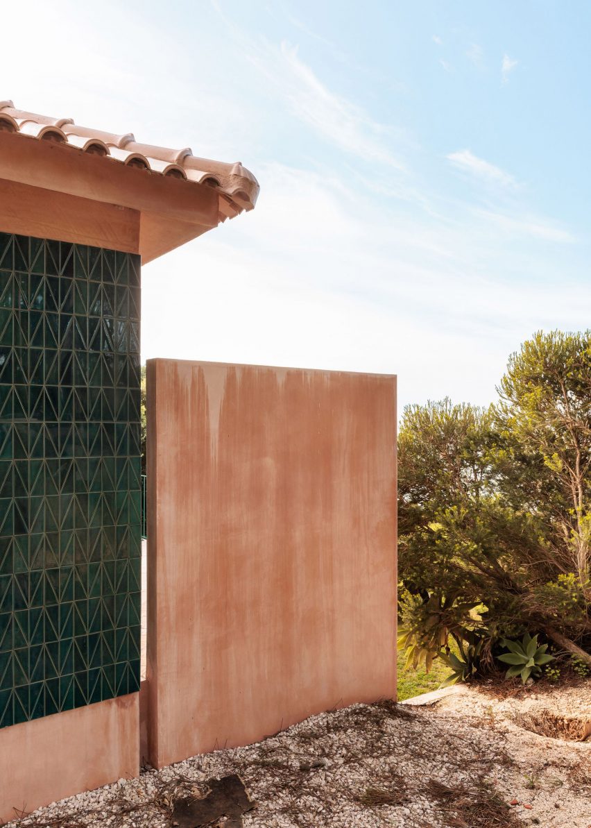 AIP House Azóia by Joāo Tiago Aguiar Arquitectos