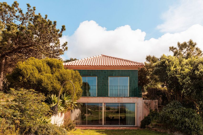 AIP House Azóia by Joāo Tiago Aguiar Arquitectos