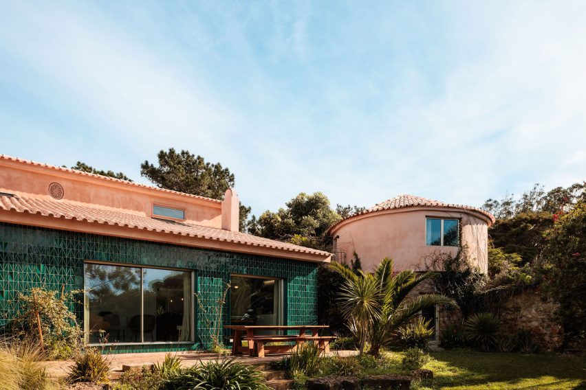 AIP House Azóia by Joāo Tiago Aguiar Arquitectos