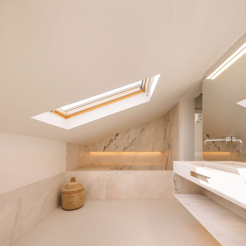 AIP House Azóia by Joāo Tiago Aguiar Arquitectos