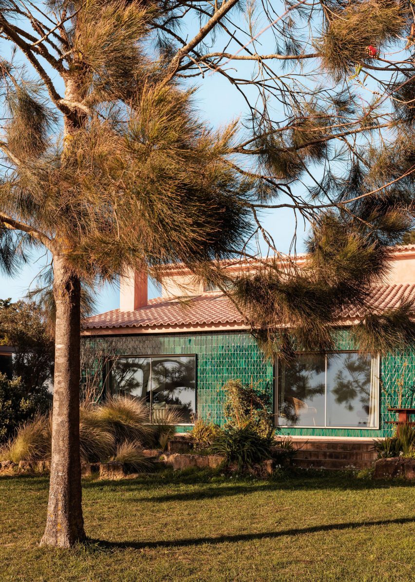 AIP House Azóia by Joāo Tiago Aguiar Arquitectos