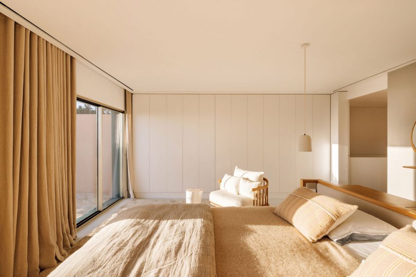 AIP House Azóia by Joāo Tiago Aguiar Arquitectos