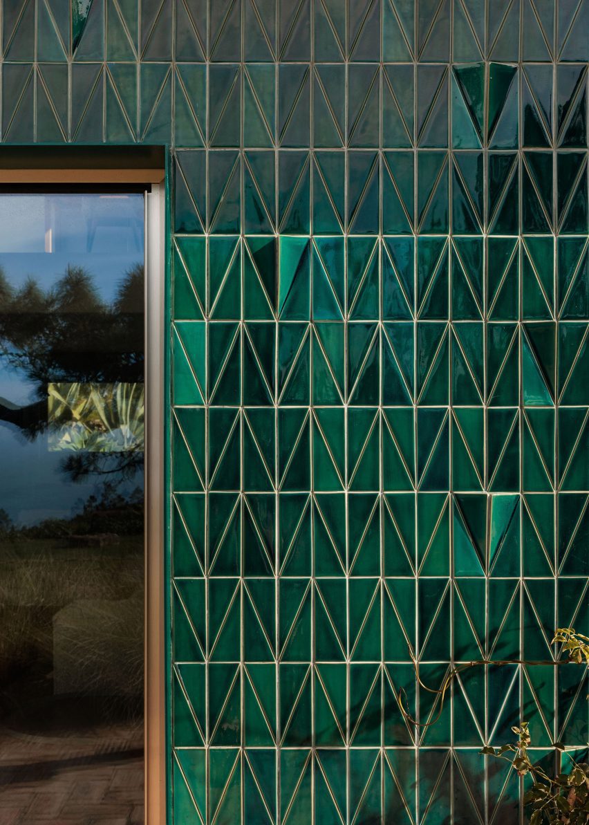 AIP House Azóia by Joāo Tiago Aguiar Arquitectos