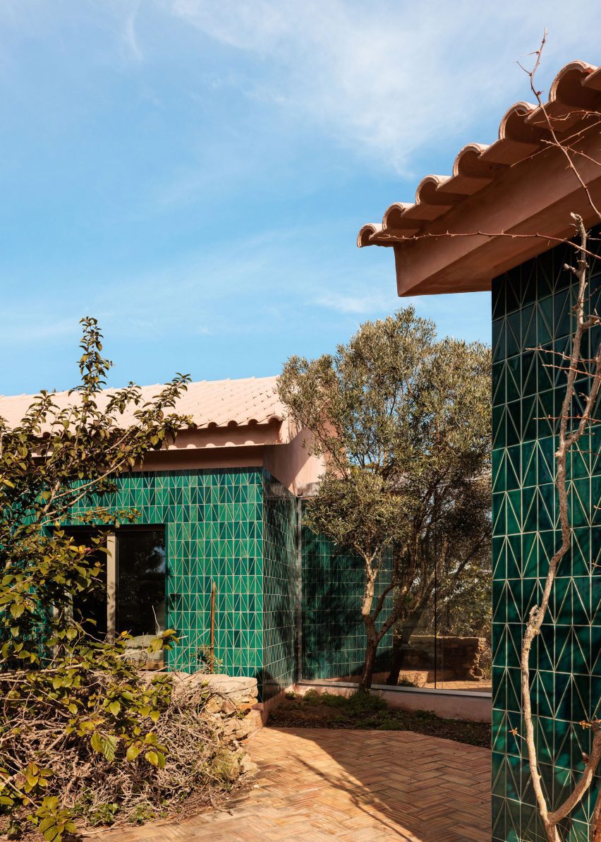 AIP House Azóia by Joāo Tiago Aguiar Arquitectos