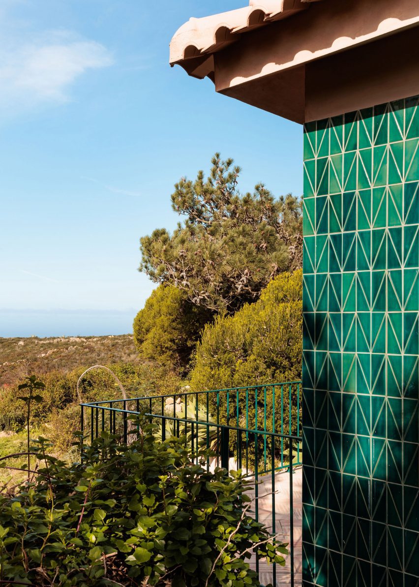 AIP House Azóia by Joāo Tiago Aguiar Arquitectos