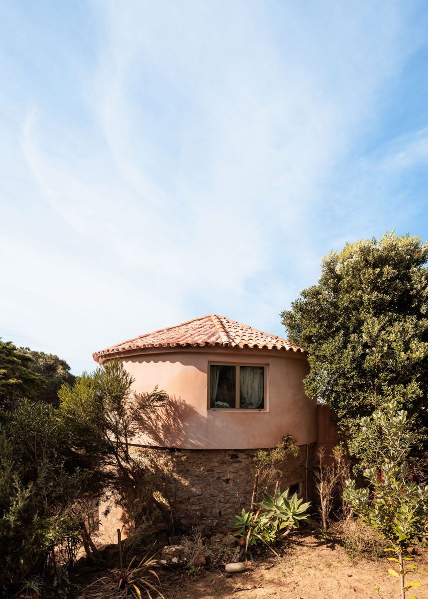 AIP House Azóia by Joāo Tiago Aguiar Arquitectos