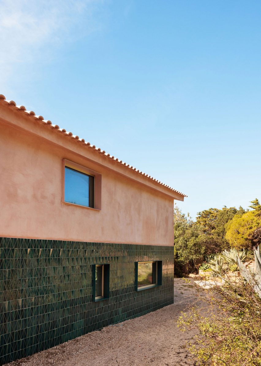 AIP House Azóia by Joāo Tiago Aguiar Arquitectos