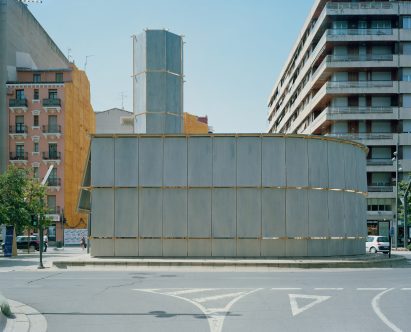 Bathhouse in roundabout in Logroño
