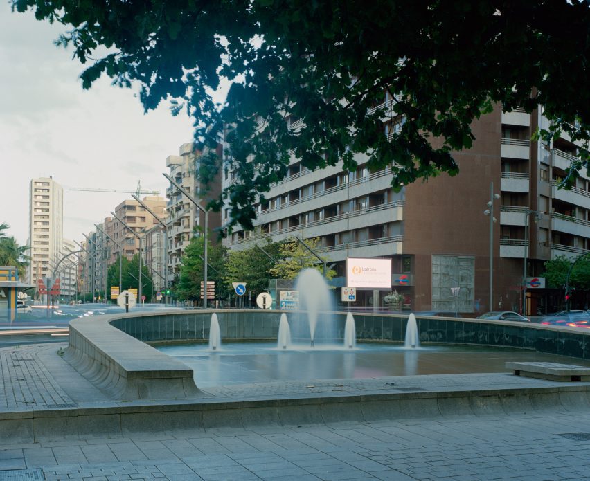 Leopold Banchini Architects temporary bathhouse in Logroño for Concentrico festival