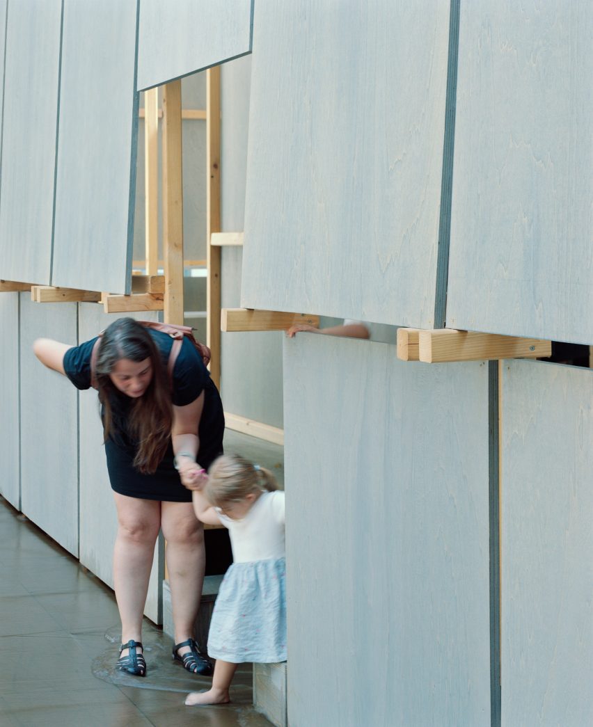 Leopold Banchini Architects temporary bathhouse in Logroño for Concentrico festival