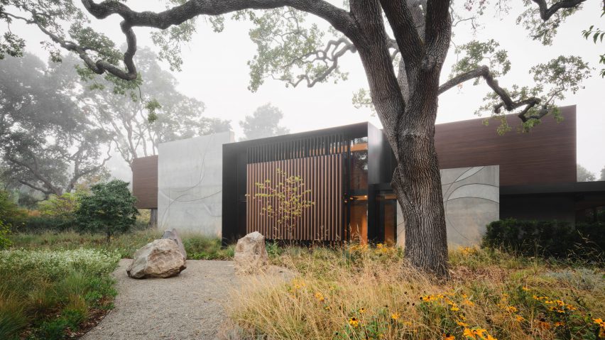 Aidlin Darling Design sculpts concrete bas relief into California house