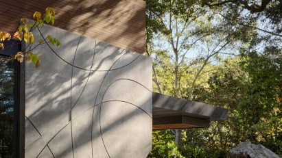 Aidlin Darling Design sculpts concrete bas relief into California house