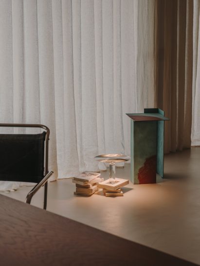 Small table and lamp in Piso Barceloneta