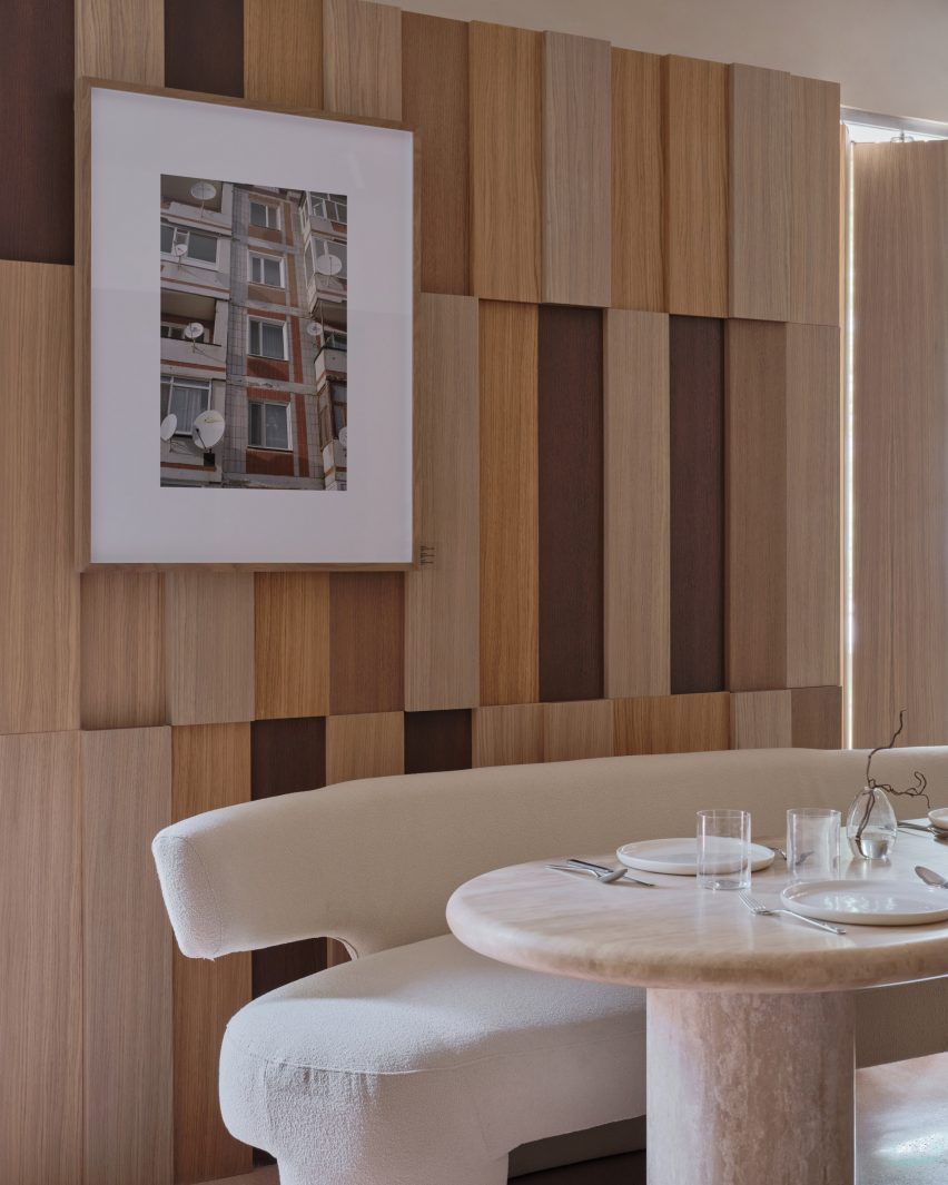 Wood wall panel detailing behind marble table
