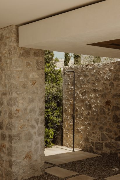 Outdoor shower at Southwand House by K-Studio