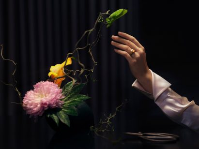 Hand wearing a Spktrl smart ring on a black backdrop