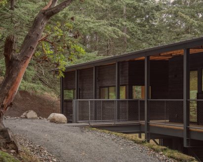 The cabin is broken into two separate modules that are covered by its overhanging roof