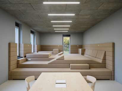 Felt seating are in German office