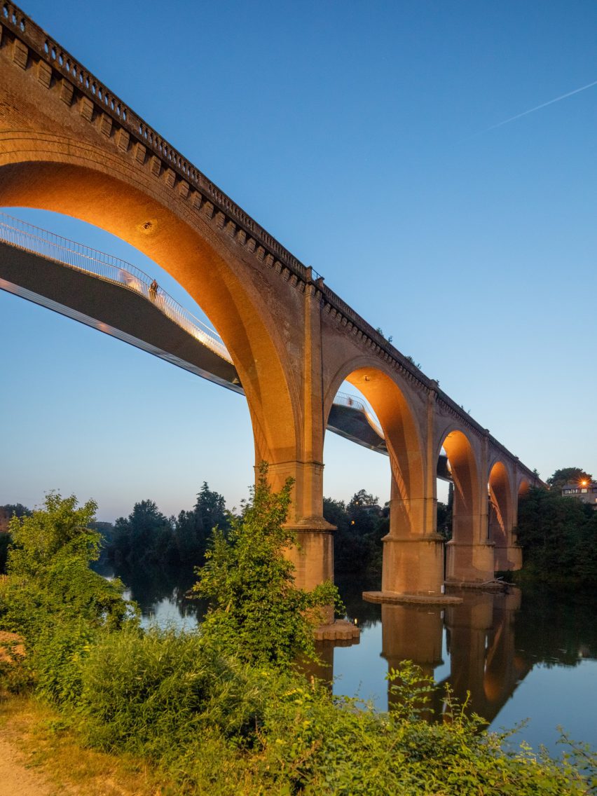Albi footbridge built on a viaduct by New and Partners