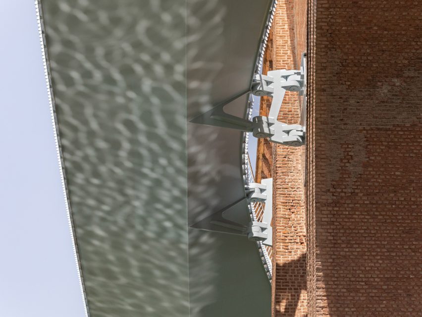 Albi footbridge built on a viaduct by New and Partners