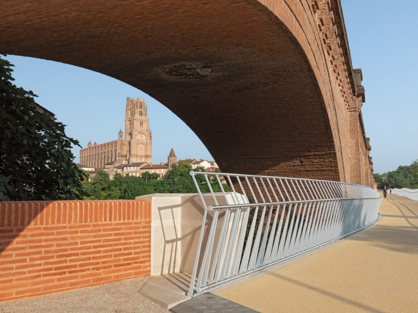 Albi footbridge built on a viaduct by New and Partners