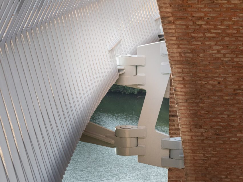 Albi footbridge built on a viaduct by New and Partners