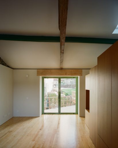 Living space interior at House in Valango by Atelier Local