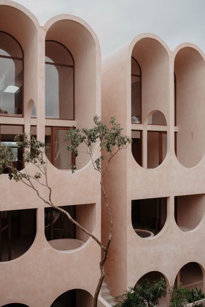 Pink stucco housing in Mexico by V Taller